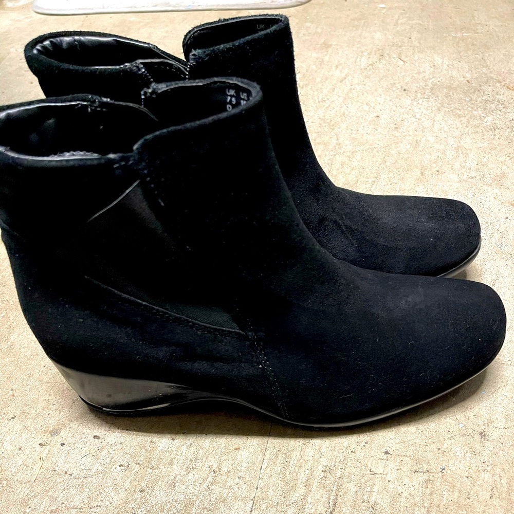 Clarks new condition suede booties